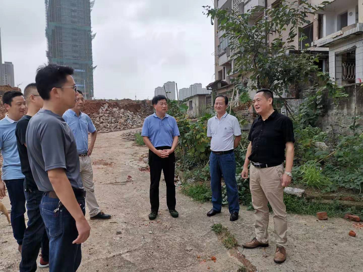 為加快方家沖、造紙廠和桂花園新安置區(qū)建設(shè)，2019年9月5日下，市城建集團(tuán)總經(jīng)理衛(wèi)民陪同市政府副秘書長劉陳寅深入項(xiàng)目建設(shè)現(xiàn)場，調(diào)度推進(jìn)安置區(qū)征遷工作.jpg