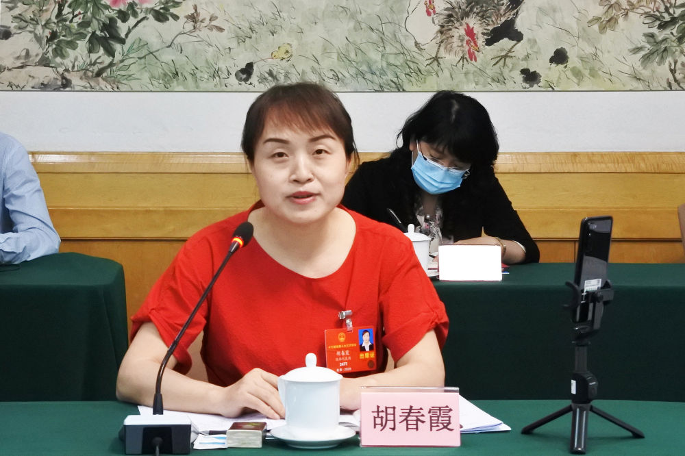 5月23日，全國人大代表胡春霞在參加分組審議政府工作報告時發(fā)言。新華社記者　吳雨　攝