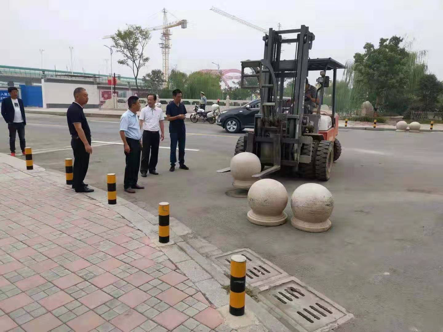 為向新中國(guó)成立七十周年獻(xiàn)禮，市城建集團(tuán)攻堅(jiān)克難，實(shí)現(xiàn)了北門棚改區(qū)域民生路10月1日零時(shí)順利通車。國(guó)慶假期，市城建集團(tuán)堅(jiān)持做好一線工作，在與交警部門共同做好民生路通車保障工作外，抓細(xì)節(jié)，抓落實(shí)，確保其他各項(xiàng)工作有序推進(jìn)。.jpg